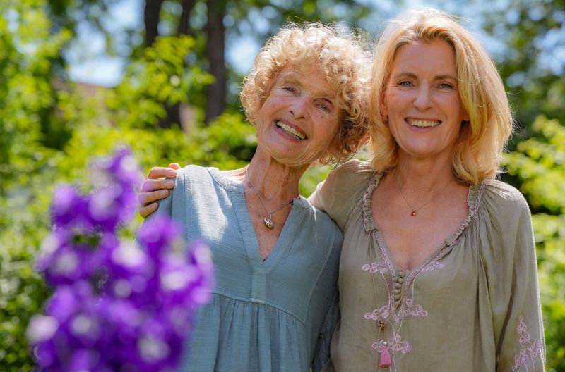 Geteilte Liebe zur Natur: Maria Furtwängler besucht ihre Mutter Kathrin Ackermann in deren Garten.