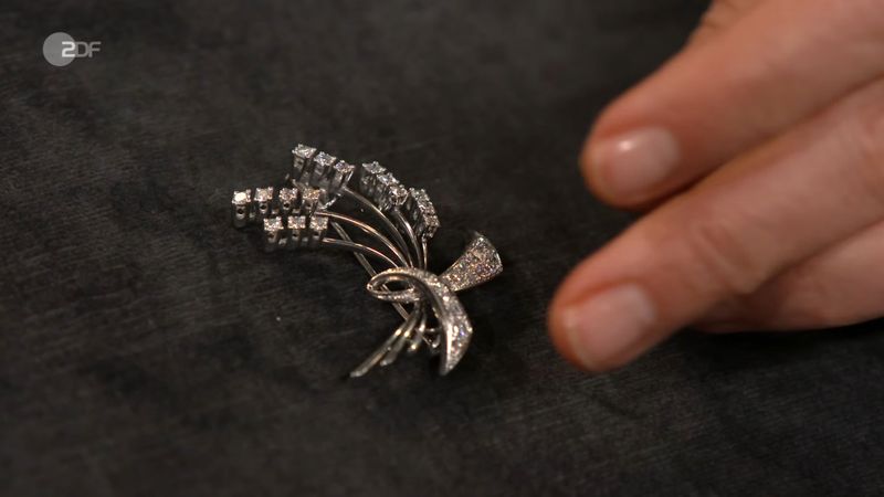 Der Moderator sinnierte über das Motiv: "Eine Schleife mit Ähren, so würde ich es interpretieren." Heide Rezepa-Zabel überschlug sich vor Begeisterung. "Zauberhaft, elegant, graziös, anmutig, nicht aufdringlich!"