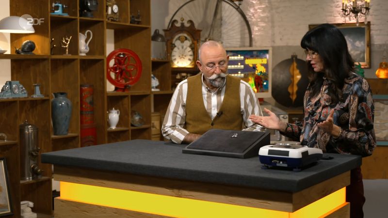 "Hach, eine Brosche!", freute sich Horst Lichter. "Ein Bröschchen", verniedlichte Heide Rezepa-Zabel den filigranen Schmuck. Lichter wurde kreativ und erfand eine weitere Steigerungsform: "Ein Bröschelineleinchen!"