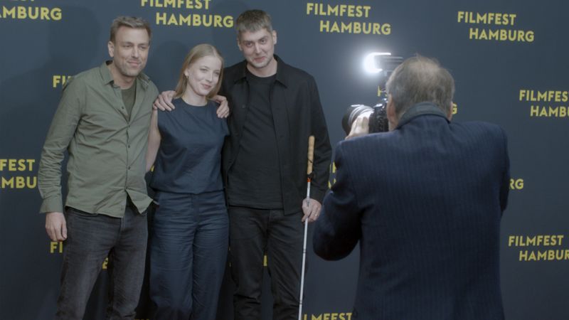 Milan Skrobanek, Cindy Klink und David Knors (von links) waren bei der Weltpremiere ihres Films "Als wäre es leicht" auf dem roten Teppich des Hamburger Filmfestes.