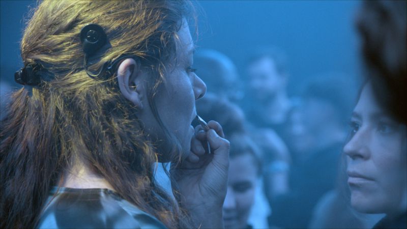 Für ihre Rolle trägt Schauspielerin Athena Lange ein Cochlea-Implantat. Im echten Leben trägt die gehörlose Schauspielerin keine Hörprothese.