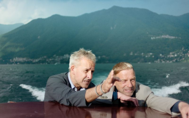 Für die Dokumentation unternahmen Pierre Littbarski (links) und Icke Häßler (rechts) einen Ausflug auf dem Comer See. Damals war es vor allem Lothar Matthäus, der in Italien spielte, der in seiner Freizeit per Boot unterwegs war.