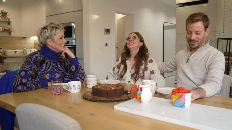 Krisenbesprechung am Kaffeetisch (von links): Inka Bause hört sich die Sorgen von Anna und Gerald an.