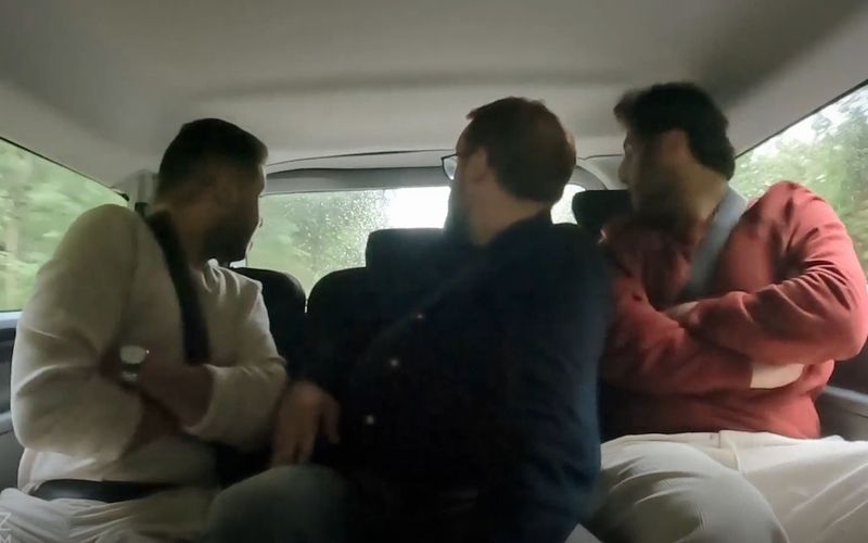 Paul Ronzheimer (Mitte) ist überrascht, als er bei seinem Experiment einfach die deutsche Grenze überqueren kann.