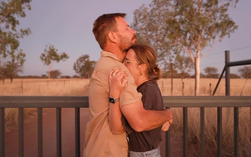 Gut, dass sich das Landleute-Paar gegenseitig Halt geben kann.