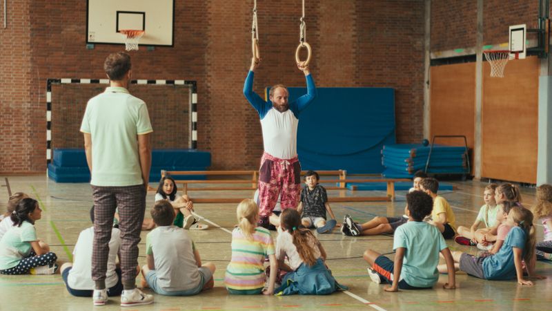 Dank seines alten Peinigers Bernd Seifert (Stefan Murr, links) balmiert sich Florian Eder (Florian Brückner) vor den Kindern an seiner alten Schule.