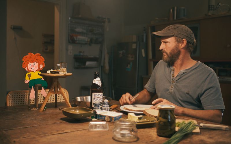 Noch essen der Pumuckl und Florian Eder (Florian Brückner) gemeinsam zu Abend, doch am Ende der zweiten Staffel droht ihre "Bromance" für immer zu zerbrechen.