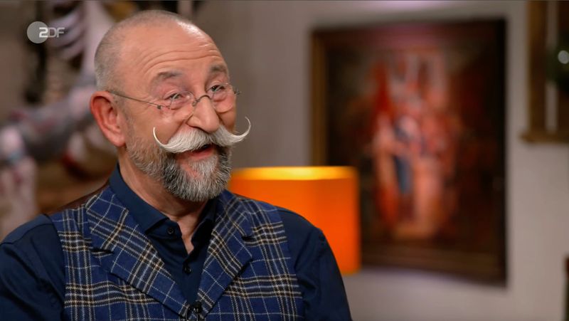 In der Mittwochsausgabe von "Bares für Rares" (ZDF) sorgten skurrile Promi-Köpfe aus Plastik für Unterhaltung. Horst Lichter konnte sich vor Lachen kaum halten - besonders, als ihm dämmerte, wer da vor ihm stand ...