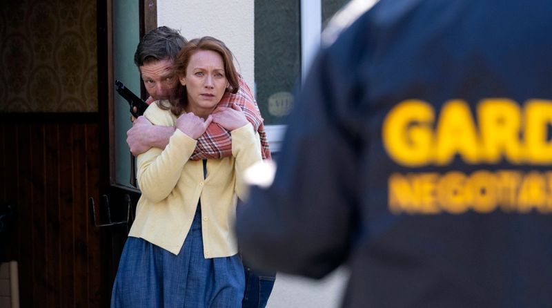 Weil seine Frau Grace (Lucianne McEvoy) ihn verlassen hat, dreht Ronan Doyle (Barry John Kinsella) durch und nimmt sie als Geisel. Und nicht nur sie ...