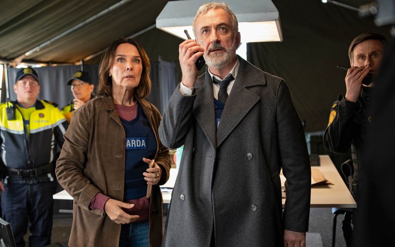 Kriminalpsychologin Cathrin Blake (Désirée Nosbusch) und Superintendent Sean Kelly (Declan Conlon) stehen unter extremer Anspannung. Sie können zusehen, wie Ronan Doyle in einem Pub seine Geiseln bedroht und zunehmend aggressiv und überfordert wirkt.