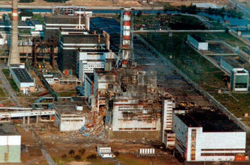 Der zerstörte Reaktorblock 4, hier kurz nach der Katatsrophe, wurde später mit einem "Sarkophag" aus Stahlbeton ummantelt.