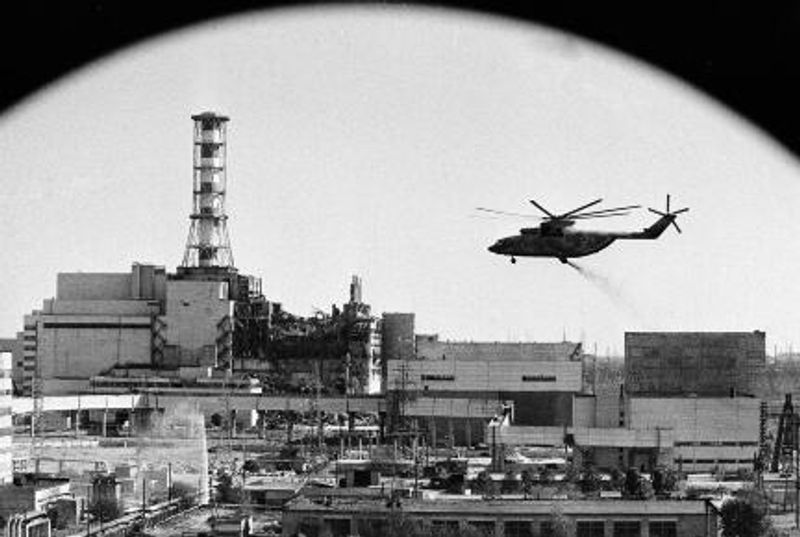 Die Dekontaminierung der Gebäude des Kernkraftwerks Tschernobylwurde von Hubschraubern, vor allem aber von tausenden Hilfskräften vorgenommen, die im Minutentakt als "Bioroboter" arbeiten mussten.