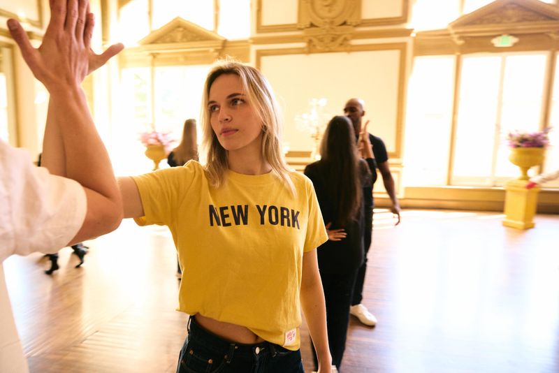 Nachwuchsmodel Anna übt für den Paartanz.