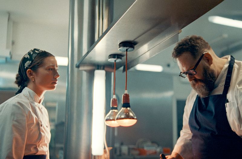 Koch Jónas (Ólafur Darri Ólafsson) und seine kulinarische Mitstreiterin Júlía (Unnur Birna Jónsdóttir Backman) wissen, wie viel vom ersten Eindruck der Testesser im Restaurant abhängt.