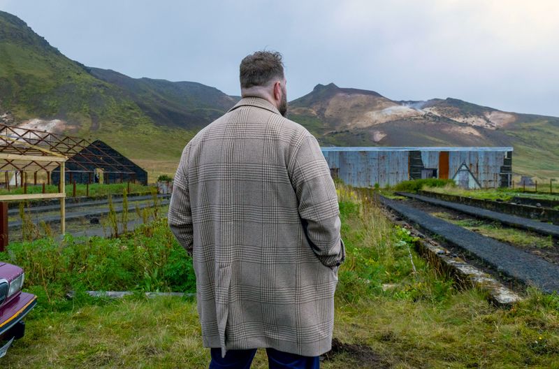 Jónas (Ólafur Darri Ólafsson) wirkt zunehmend verzweifelt, als er erfährt, dass ihm keine Bank einen Kredit gewähren möchte.