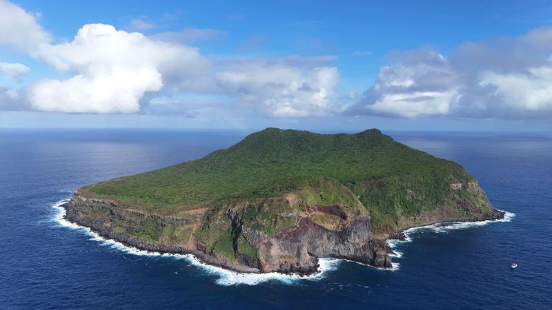 Auf den ersten Blick wirkt die Insel ʻAta im Südpazifik wie ein Paradies, doch schnell entpuppt sich die Insel für die Gestrandeten als lebensbedrohlich.
