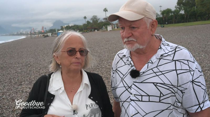 Die türkische Hyperinflation treibt sie in die Armutsfalle: Anita und Jürgen Dietz am Strand von Antalya.