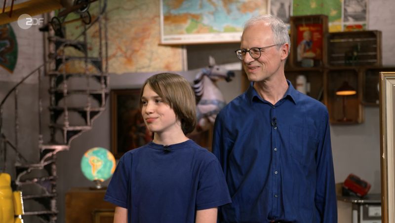 Bei einem Spaziergang kam der Schüler Jakob (links) er an einem Mann vorbei, der gerade ein Haus ausräumte. Einige Gemälde waren dort zu verschenken. Unter anderem gehörte dazu das mitgebrachte Öl-auf-Leinwand-Exemplar von 1913. 