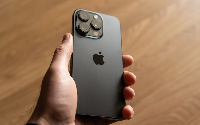 Nach einer gravierenden Sicherheitslücke sollten iPhone-Nutzerinnen und -Nutzer dringend ein Update von iOS durchführen.