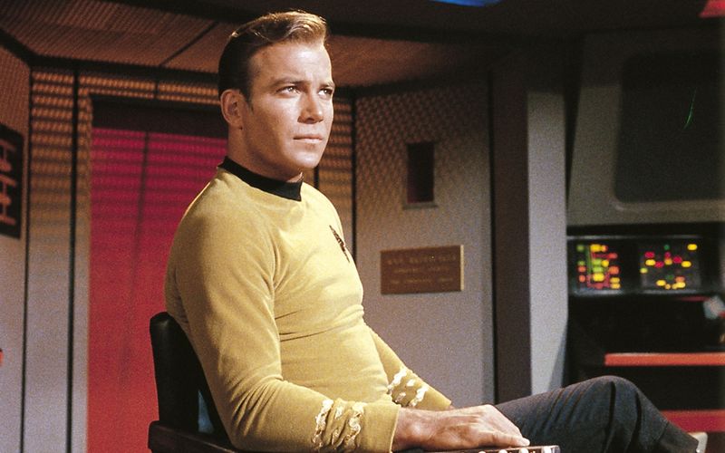 Einer der beliebtesten "Star Trek"-Charaktere aller Zeiten ist Captain James Tiberius Kirk. William Shatner hatte in der Originalserie und einer Reihe von Filmen das Kommando über das Raumschiff Enterprise. Böse Zungen behaupten: Seine größte schauspielerische Herausforderung war es, im Lauf der Jahre den Bauch in der hautengen Uniform immer fester einzuziehen. 