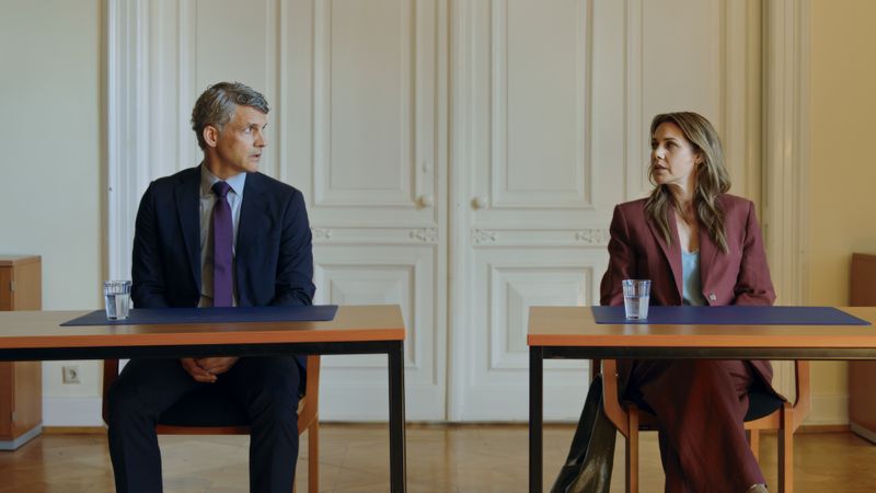 David Hofstetter (Martin Bretschneider) und
Beke Rieper (Felicitas Woll) lassen sich endgültig scheiden.