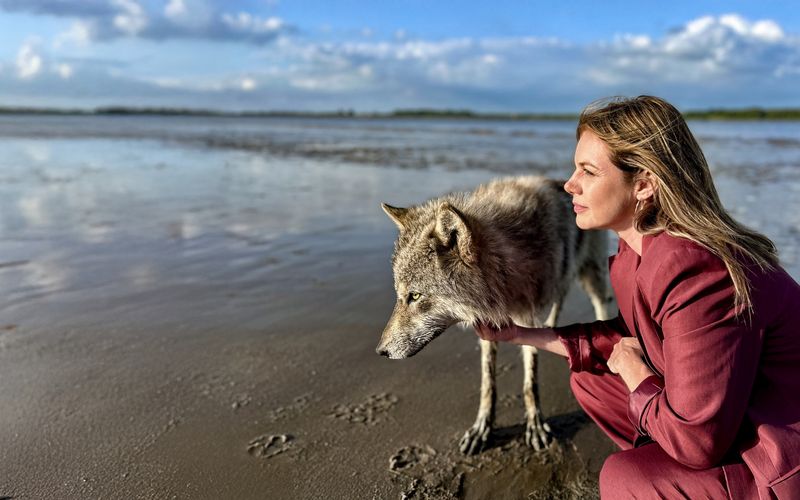 Bei einem Morgenspaziergang am Elbdeich sichtet Beke Rieper (Felicitas Woll) einen Wolf.