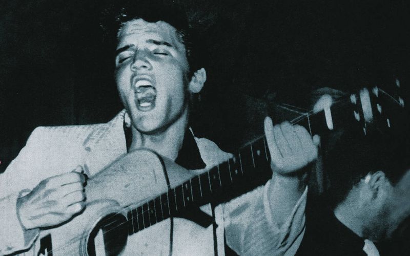 Ohne ihn würden wir in einer ganz anderen (Musik-)Welt leben: Mit seinem selbstbetitelten Album krempelte Elvis Presley 1956 die Musikwelt komplett um. Anlässlich des 70. Jubiläums der Scheibe wirft die Galerie einen Blick auf die besten Debütalben aller Zeiten. 