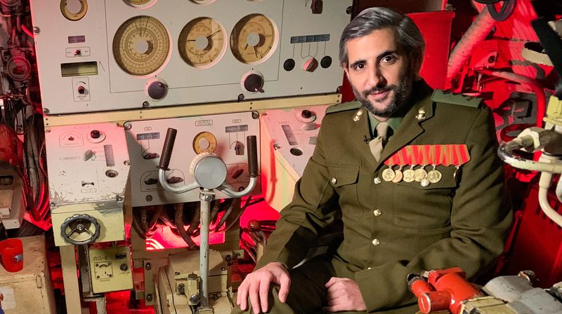 Michel Abdollahi modertiert seine 100. Sendung "Käpt'ns Dinner" im NDR.