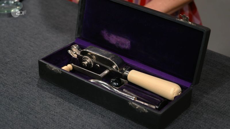 "Wir haben hier ein doch älteres Modell für Massagen, nämlich ein Handkurbel-Massagegerät", stellte Expertin Annika Raßbach fest. "Eigentlich heißt es nämlich Johansens Auto-Vibrator." Den Wert des medizinischen Geräts, dass gegen "Frauenleiden" helfen sollte, bezifferte sie auf 80 bis 100 Euro.
