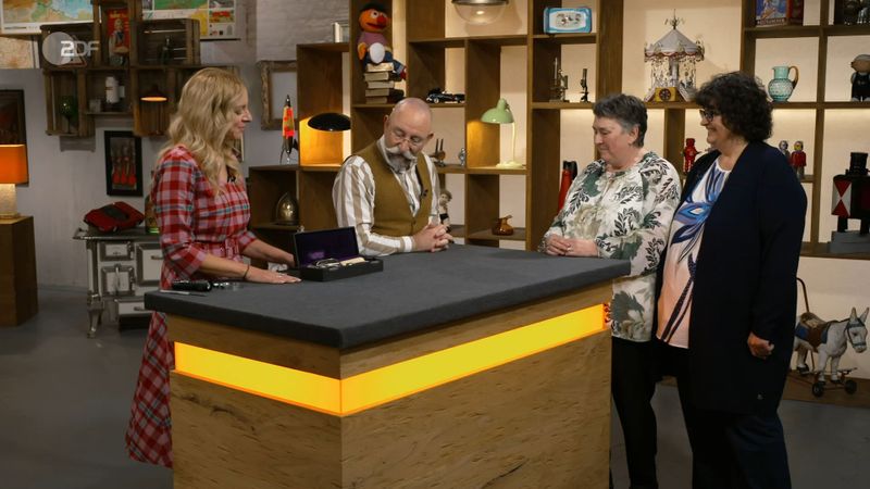 "Ihr habt hier irgendein Ding mitgebracht", begrüßte Horst Lichter Karin und Alexandra aus Neustadt an der Aisch. "Könnte ein Quirl sein", versuchte er zu erkennen, was sich in dem Kästchen befand.
