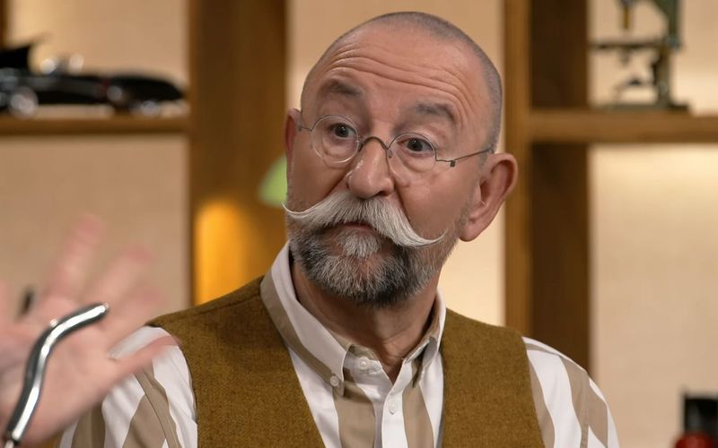 Ein Massagestab für besondere Bedürfnisse sorgte bei "Bares für Rares" für Aufsehen. Anfangs wusste Horst Lichter nicht, was das Ding überhaupt sein sollte und machte große Augen, als die Expertin über die Anwendungsbereiche referierte ...