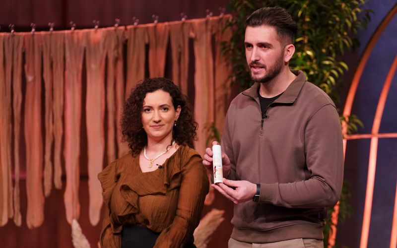 Das Ehepaar Arta und Mergim aus Heilbronn will mit seinem "Nylam"-Spray Strumpfhosen länger haltbar machen.