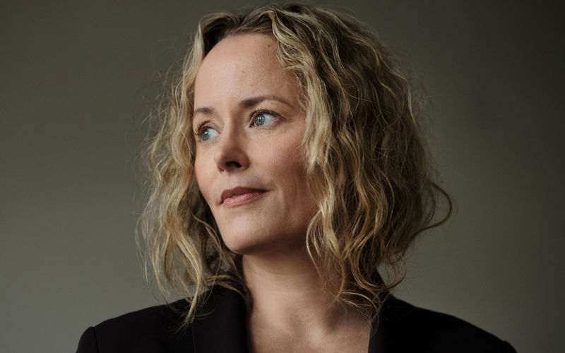 Silke Bodenbender spielt in der ZDF-Tragikomödie "Fast perfekte Frauen" eine Journalistin, die sich in eine "Frauenkur" begibt. An der deutschen Nordseeküste trifft sie andere Frauen, die aus ganz unterschiedlichen Gründen ins Unglück und die Überforderung gerutscht sind. Was haben wir als Gesellschaft damit zu tun?