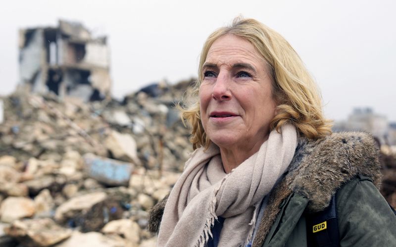 Die preisgekrönte Journalistin Katrin Eigendorf berichtete in ihrem Berufsleben von vielen Kriegen. Nun möchte sie wissen, wie Frieden funktioniert. Dafür reiste sie für eine tiefschürfende Reportage in acht Länder, in denen der Friedensprozess - auf sehr unterschiedliche Weise - funktionierte. Was haben sie gemeinsam?