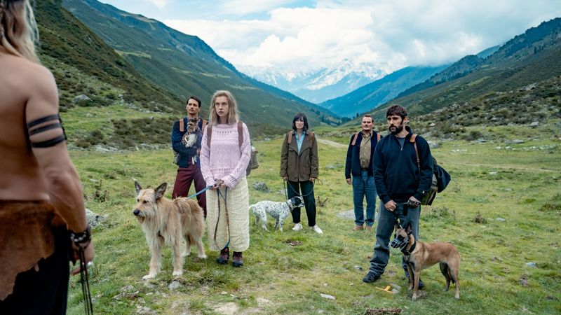 Fünf Hundehalter (von links: Doga Gürer, Anna Herrmann, Alexandra Maria Lara, Devid Striesow und Kerim Waller) stellen sich der "keltischen" Hundetherapie von Nodon (Rúrik Gíslason, ganz links im Anschnitt).