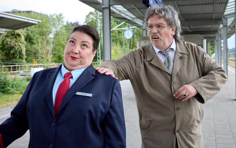 In "Horst Schlämmer sucht das Glück" wird "knallhart nachjefracht", auch bei der Bahn. Im Bild: Hauptdarsteller Hape Kerkeling mit Gaststar Meltem Kaptan.