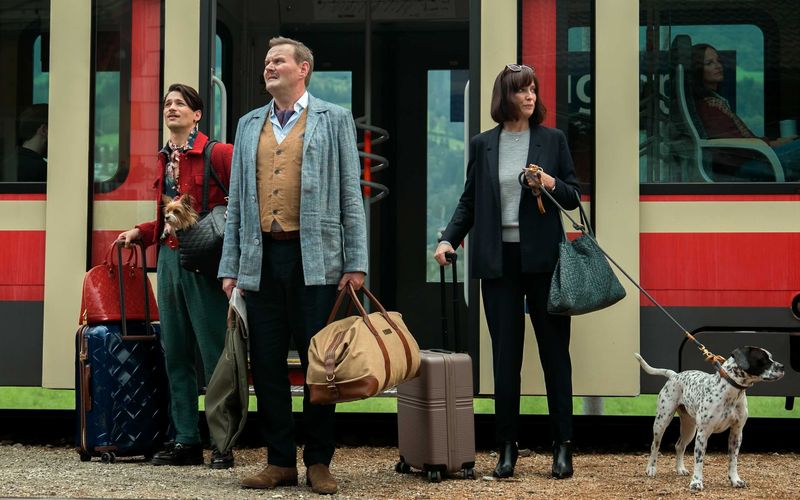 Deutsche Netflix-Komödie "Eat Pray Bark - Therapie auf vier Pfoten": Die Hundehalter Uschi (Alexandra Maria Lara) sowie Helmut (Devid Striesow, zweiter von links) und sein Mann Ziggy (Doga Gürer) reisen mit der Bahn zur Tiertherapie an.