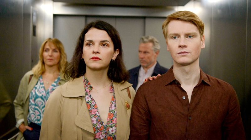 Nora Kaminski (Tanja Wedhorn, links), Peer Kaminski (Dirk Borchardt, zweiter von rechts) und Sophie Trafeur (Maxine Kazis) machen sich große Sorgen um Kai Kaminski (Lukas Zumbrock).  