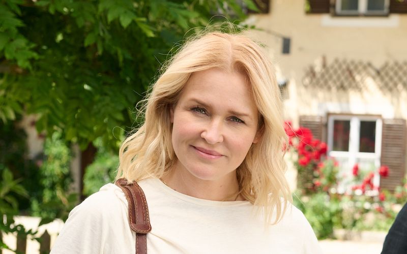 Mit "Lena Lorenz - Muttergefühle" (donnerstags, ab dem 9. April, 20.15 Uhr) starten neue Folgen der zwölften Staffel der beliebten ZDF-Reihe mit Judith Hoersch in der Titelrolle. Im Interview reflektiert die Schauspieleri, wie es hierzulande um Hebammen steht und worauf Jung und Alt in der Gesellschaft mehr achten sollten.
