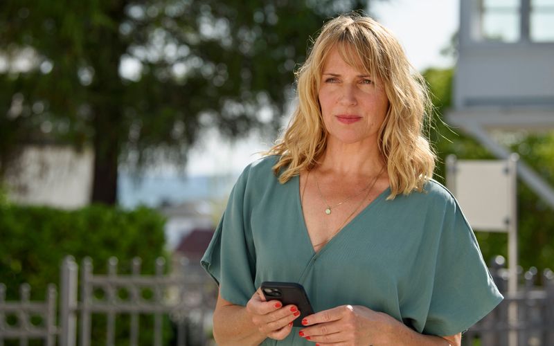 Nora Kaminski ist im neuen Film der ARD Degeto Reihe "Praxis mit Meerblick - Liebe auf Attest" vor allem privat als Mutter gefordert. 