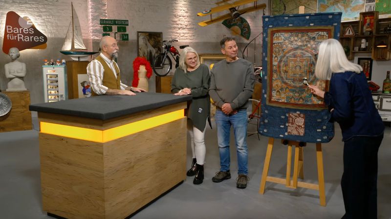 "Das muss ein tolles Stück sein", dachte sich der Moderator, als die Expertin bedächtig das Objekt von Heike und Joachim aus Bückeburg unter die Lupe nahm. "Sehr schick und sehr schön", fand Lichter den vermeintlichen Wandteppich - aber kannte seine Bedeutung nicht. Der Verkäufer hatte das "Mandala" vor 20 Jahren auf dem Flohmarkt gekauft. 