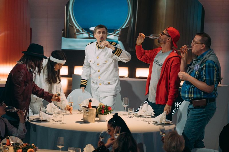 Willkommen an Bord der "MS Spaß": Till Reimers versammelt Niko Santos, Andrea Petkovic, Joko Winterscheidt und Wildcard-Kandidat Johnny, einen Radiomoderator, zum "Captain's Dinner". Serviert wird: herrlicher Spott.