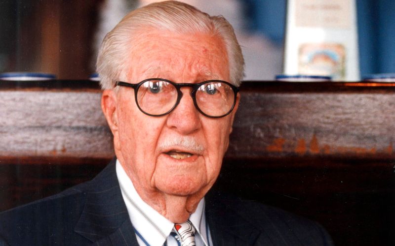 Im Vergleich zu ihren weltberühmten Figuren bleiben die meisten Zeichner eher unbekannt. So wie dieser Mann, der bis heute im Schatten seiner weltbekannten Charaktere steht, die für einen großen Unterhaltungskonzern schuf: Carl Barks begnadeter Zeichner und "Vater" von Dagobert Duck, Daniel Düsentrieb und zahlreicher weiterer Disney-Figuren. Am 27. März wäre Barks 125 Jahre alt geworden, die Galerie zeigt aus diesem Anlass weitere Erfinder berühmter Comicfiguren.