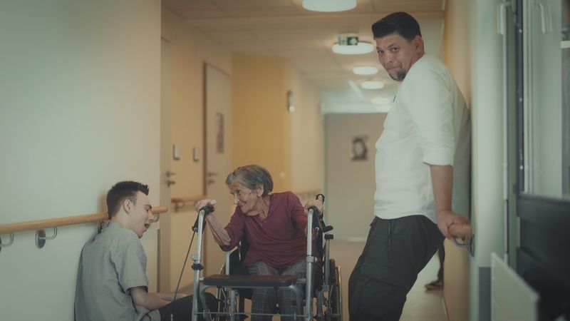 Tim Mälzer merkt, wie gut Jordan (l.) mit den Seniorinnen und Senioren umgehen kann.