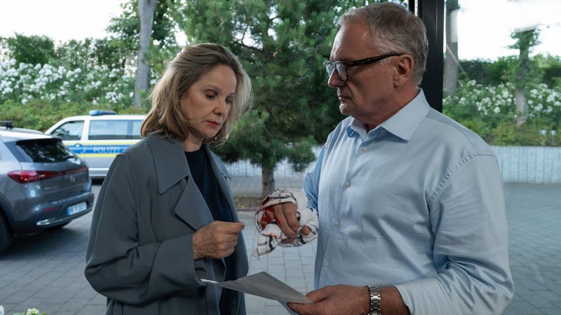 Britta Everslage (Ann-Kathrin Kramer) ist nicht nur die zuständige Staatsanwältin im ersten Fall der Geschwister Schäfer, sondern als enge Freundin ihrer verstorbenen Mutter eine Art mütterliche Freundin für sie. Bei der Wahl zum Bürgermeisteramt konkurriert Everslage mit dem skrupellosen Unternehmer Torsten Brokämper (Bernhard Schir).