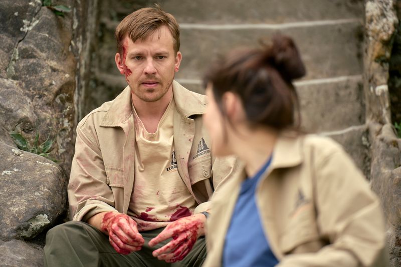 David (David Richter) und seine Kollegin Meike (Gesa Schermuly) gehören zum Aufsichtpersonal der Externsteine. Sie haben den Toten am Fuße der Felsformation gefunden.