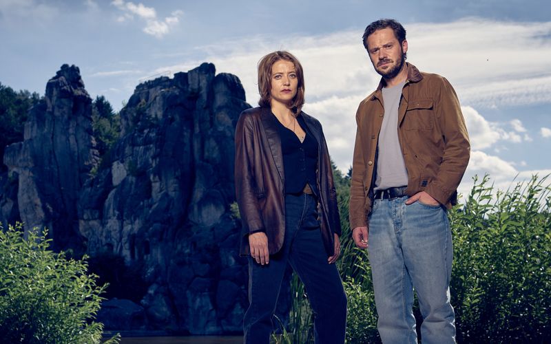 Paula (Hanna Plaß) und Leon Schäfer (Jakob Benkhofer) sind nicht nur Schwester und großer Bruder, sondern auch das neue Ermittlerduo im ZDF. Sich gut zu kennen, kann durchaus hilfreich sein, das merken die beiden trotz geschwisterlicher Spannungen während der Ermittlungen in ihrem ersten Fall im Teutoburger Wald (im Hintergrund die Externsteine).
