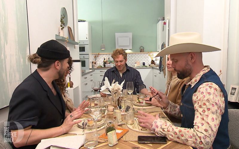 Zum Auftakt von "Das perfekte Dinner" treffen sich die Deko-Profis bei Thomas (Mitte) in Berlin.