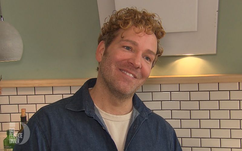 Musical- und Deko-Profi Thomas macht in Berlin den "Dinner"-Auftakt.