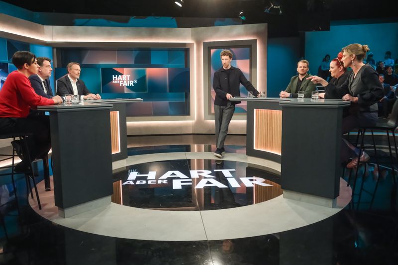 Die Gäste bei "Hart aber fair" mit Louis Klamroth (Mitte).